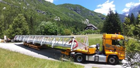 MOST ČREŠNJICA SO DANES POSTAVILI NA SVOJE MESTO 2